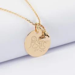 Pendentif personnalisé médaille gravée plaqué or 19 mm et breloque petit coeur bombé 7 mm - HappyBulle x Atelier Wagram