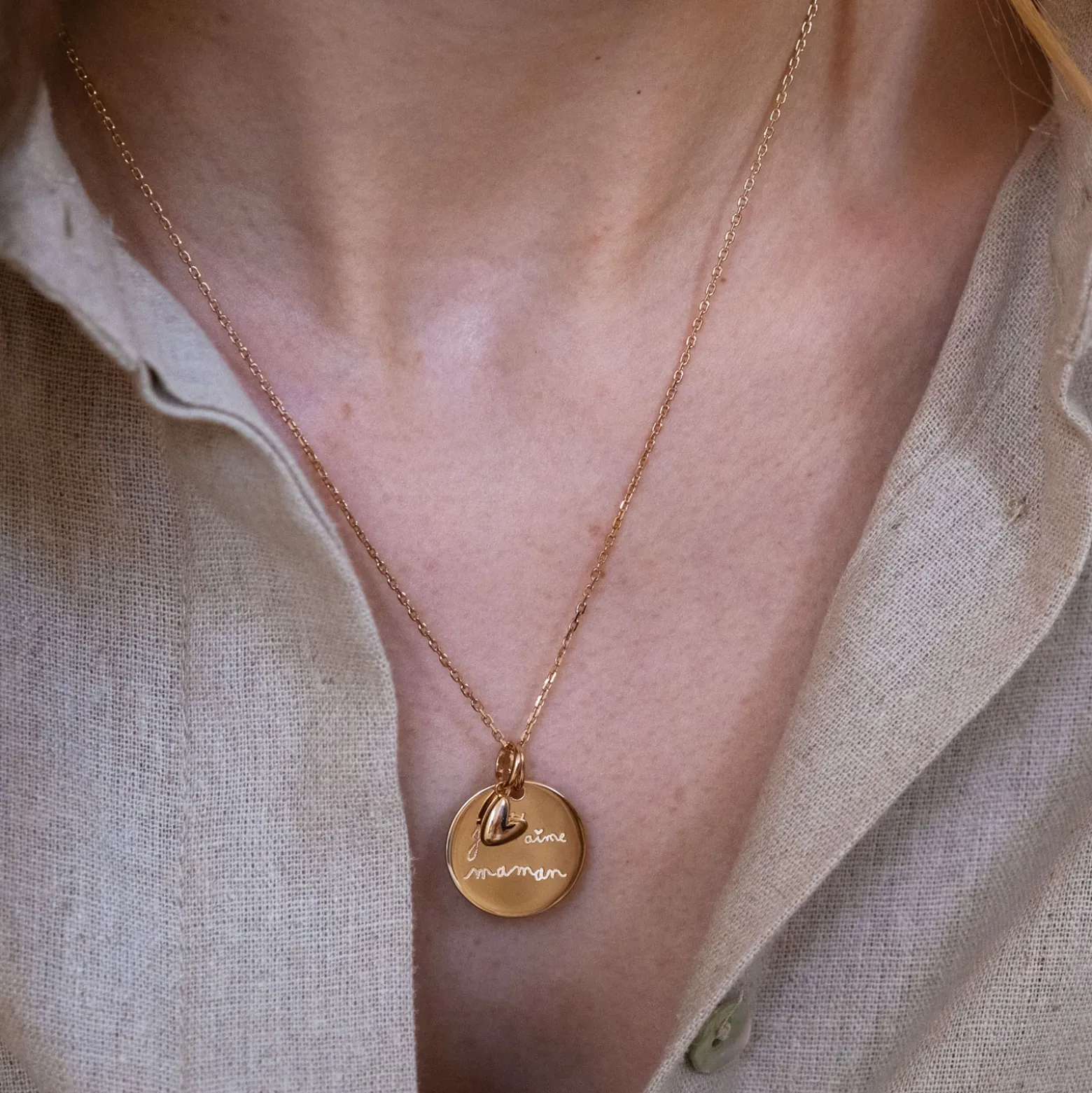 Pendentif personnalisé médaille gravée plaqué or 19 mm et breloque petit coeur bombé 7 mm - HappyBulle x Atelier Wagram
