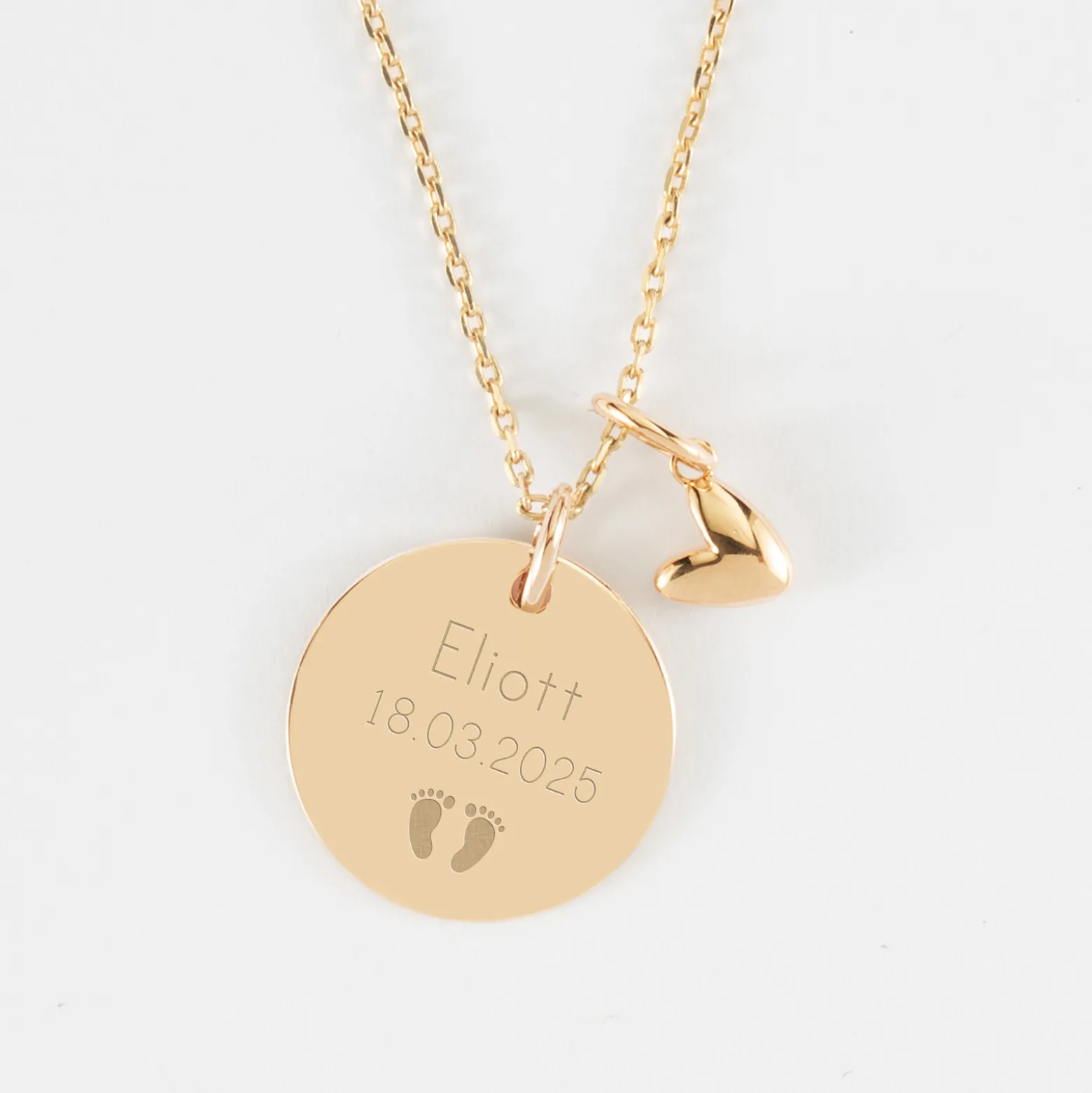Pendentif personnalisé médaille gravée plaqué or 19 mm et breloque petit coeur bombé 7 mm - HappyBulle x Atelier Wagram