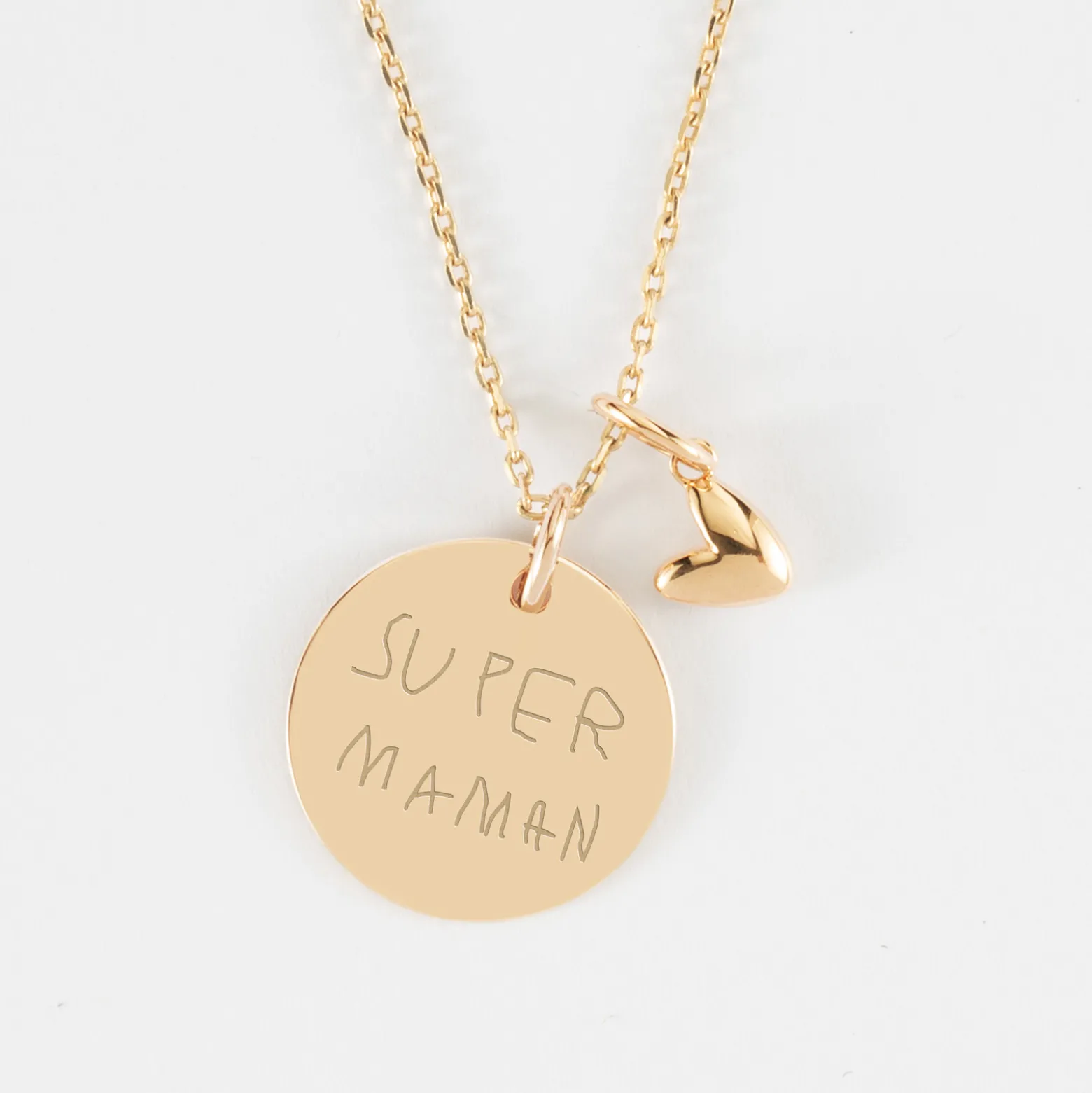 Pendentif personnalisé médaille gravée plaqué or 19 mm et breloque petit coeur bombé 7 mm - HappyBulle x Atelier Wagram
