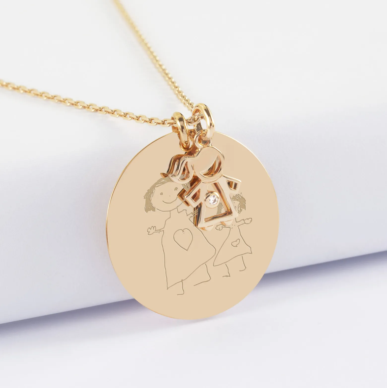 Pendentif personnalisé médaille gravée plaqué or 27 mm et breloque petite fille zircon 12 mm