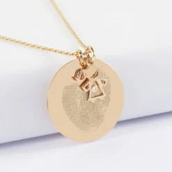 Pendentif personnalisé médaille gravée plaqué or 27 mm et breloque petite fille zircon 12 mm