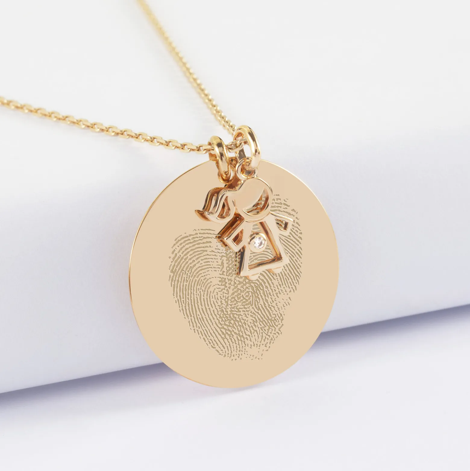 Pendentif personnalisé médaille gravée plaqué or 27 mm et breloque petite fille zircon 12 mm