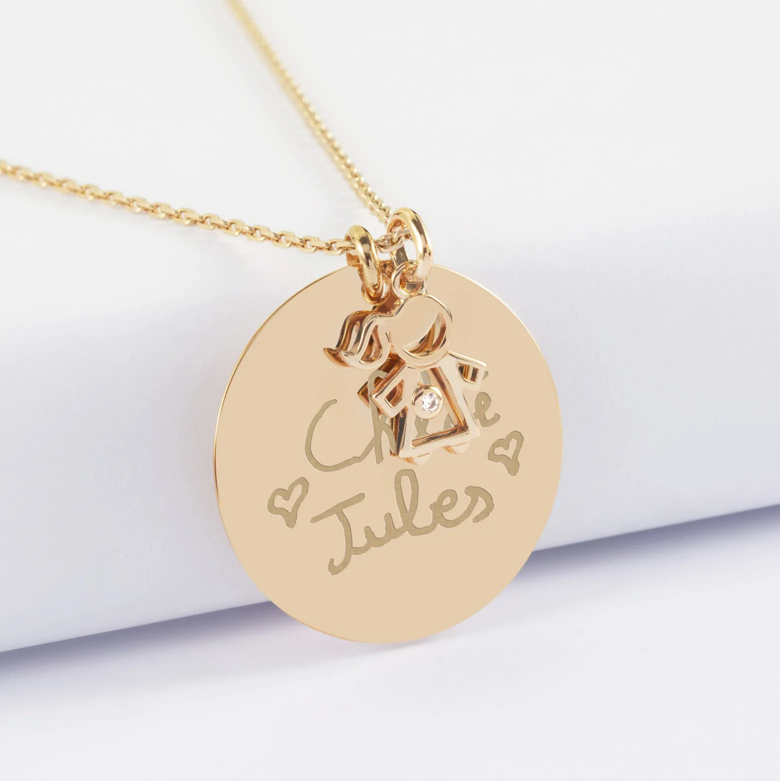 Pendentif personnalisé médaille gravée plaqué or 27 mm et breloque petite fille zircon 12 mm