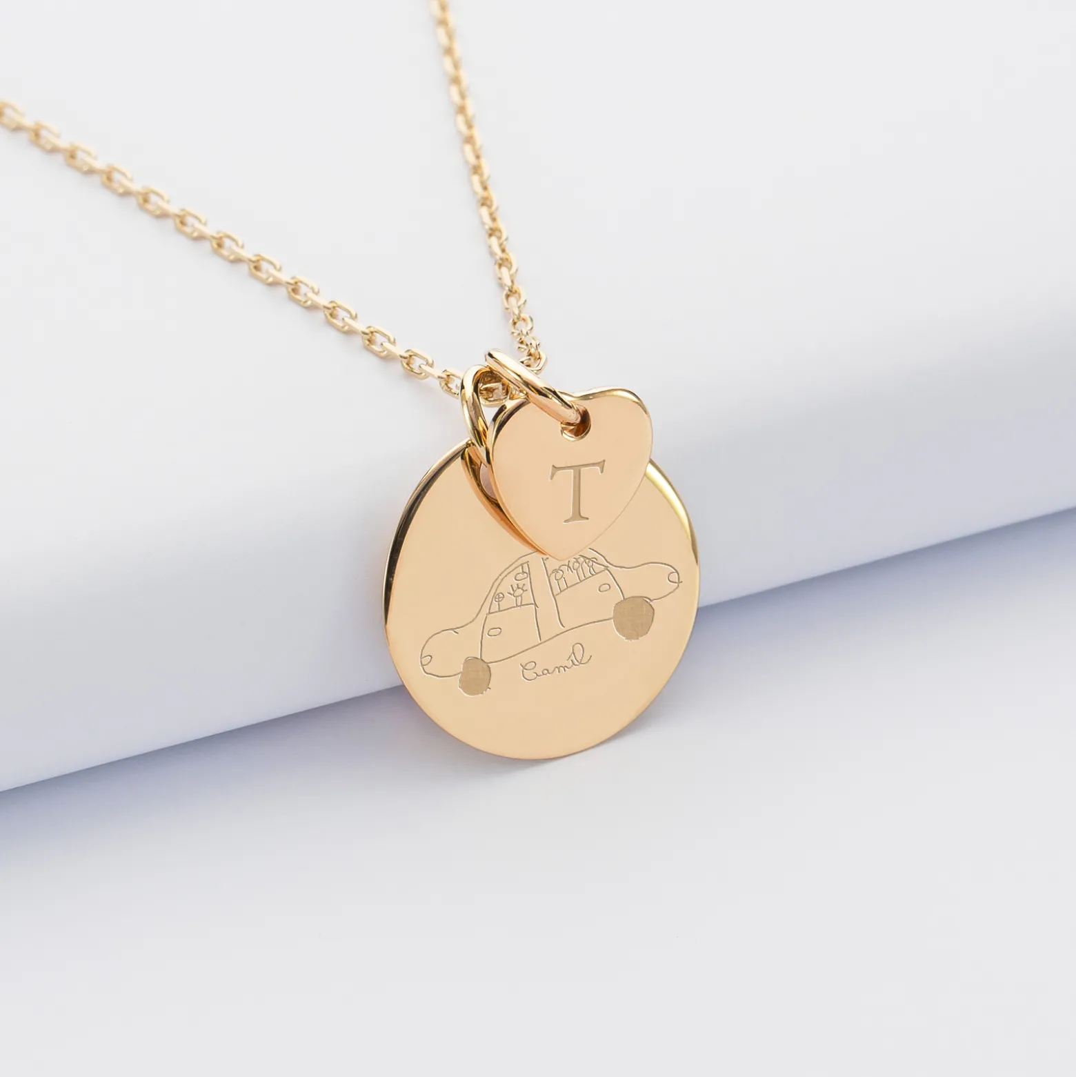 Pendentif personnalisé médaille gravée plaqué or 19 mm et breloque coeur 10 mm
