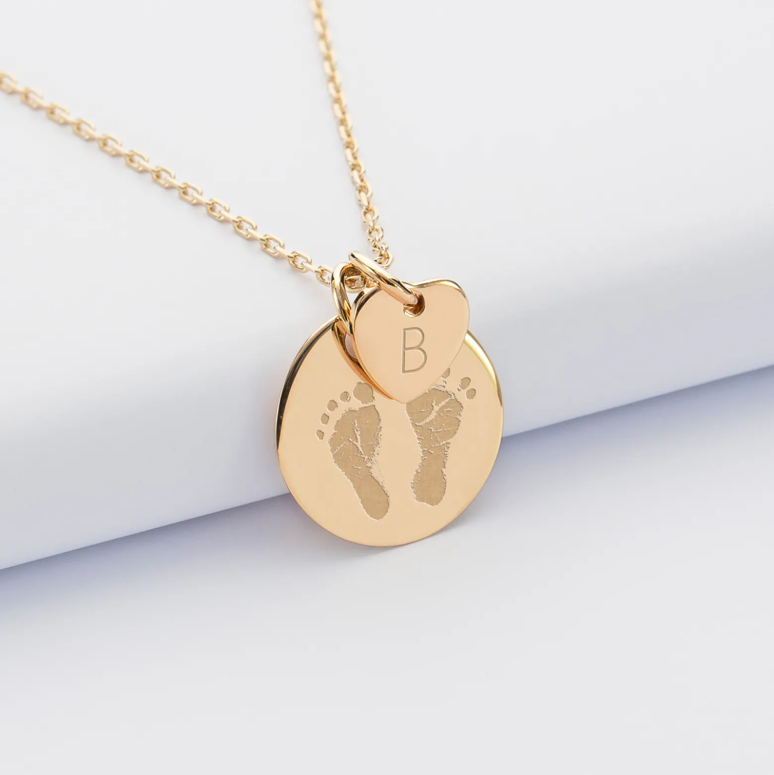 Pendentif personnalisé médaille gravée plaqué or 19 mm et breloque coeur 10 mm