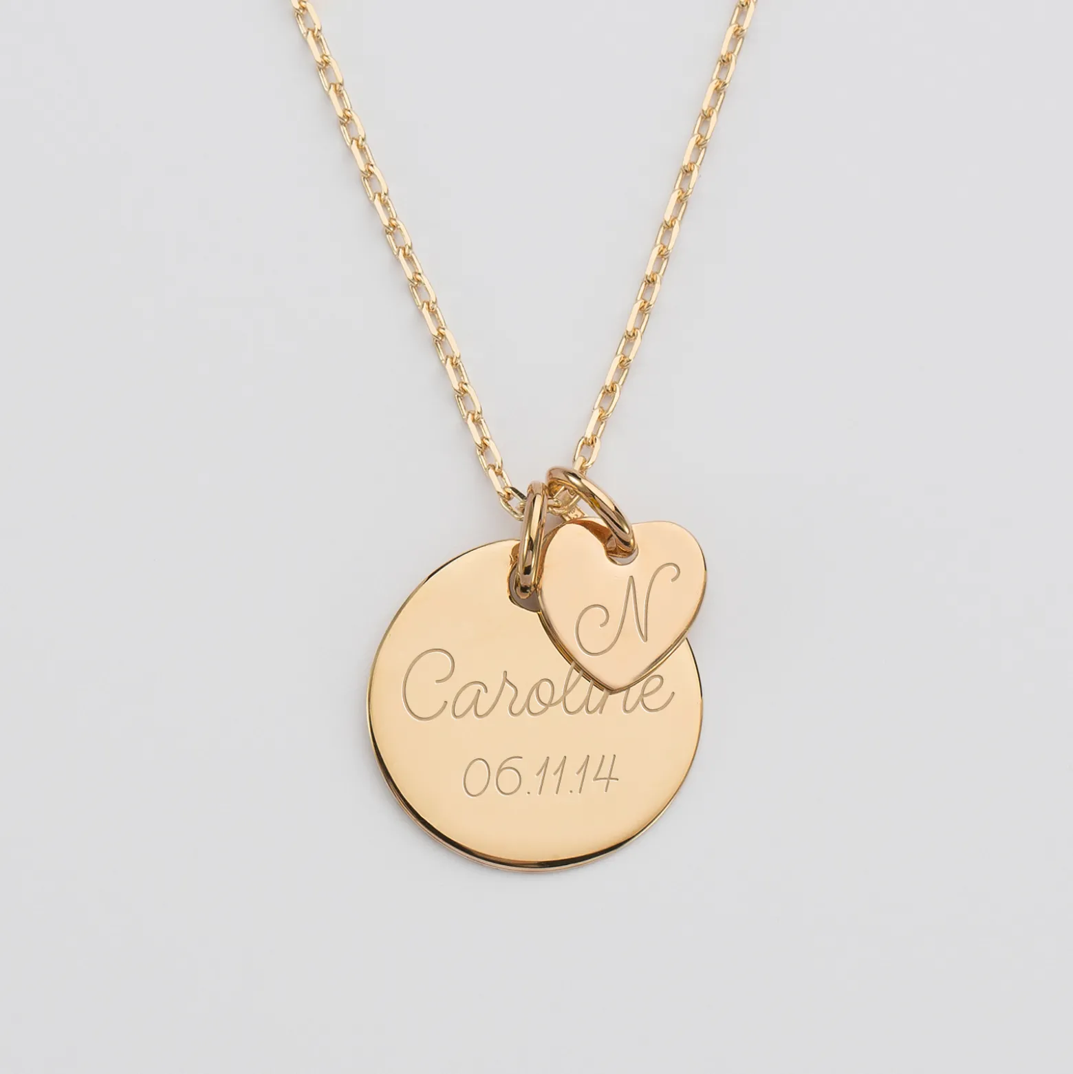Pendentif personnalisé médaille gravée plaqué or 19 mm et breloque coeur 10 mm