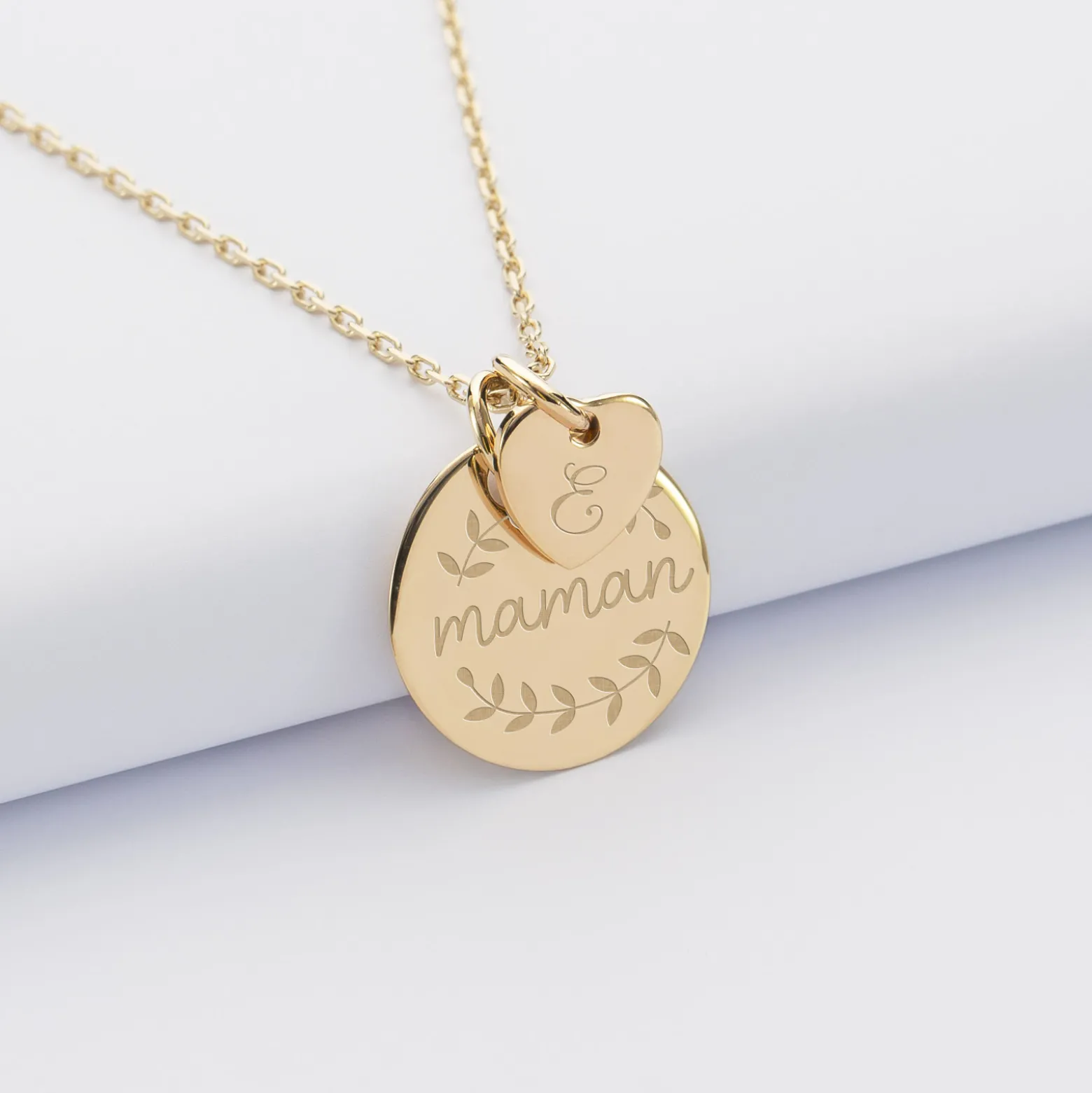 Pendentif personnalisé médaille gravée plaqué or 19 mm et breloque coeur 10 mm