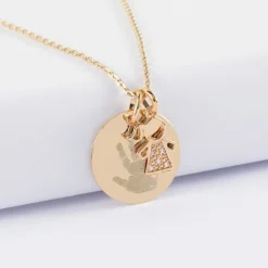 Pendentif personnalisé médaille gravée plaqué or 19 mm et breloque petite fille scintillante 12 mm