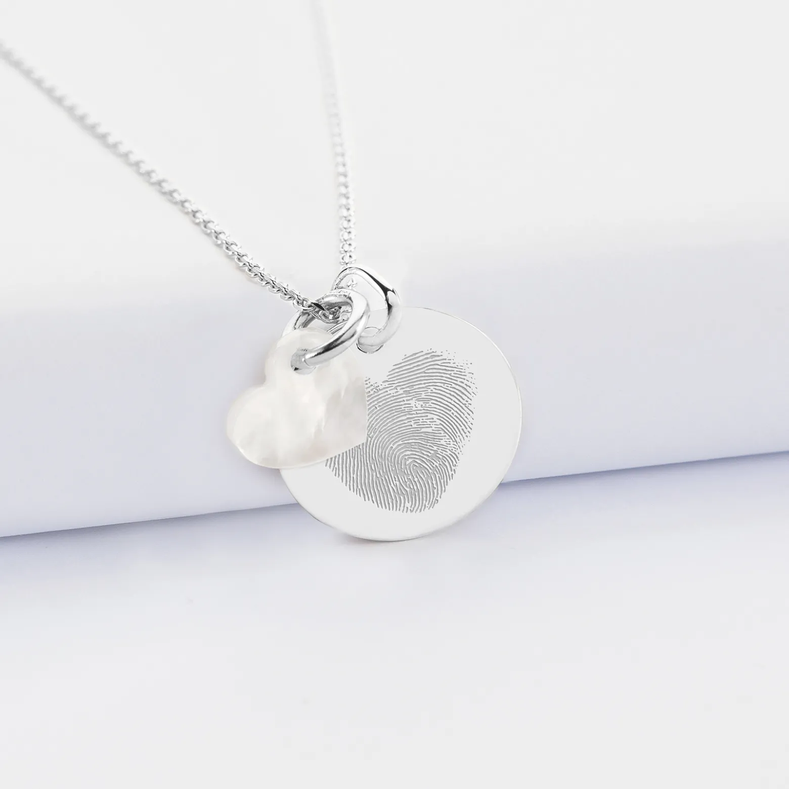 Pendentif personnalisé médaille gravée argent 19 mm et breloque nacre 10 mm