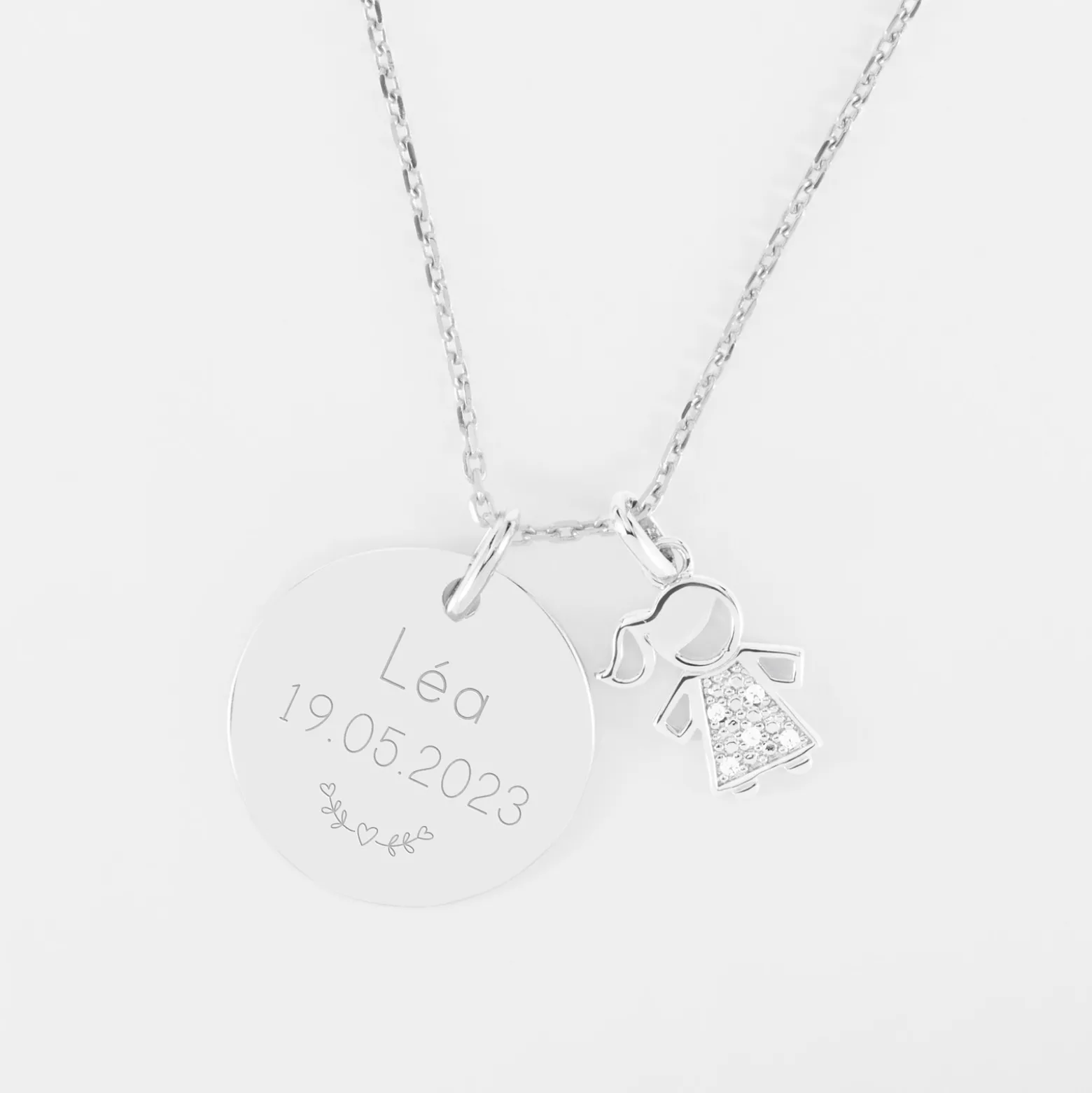 Pendentif personnalisé médaille gravée argent 19 mm et breloque petite fille scintillante 12 mm
