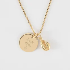 Pendentif personnalisé médaille gravée plaqué or 15 mm et breloque coquillage cauri 10 mm