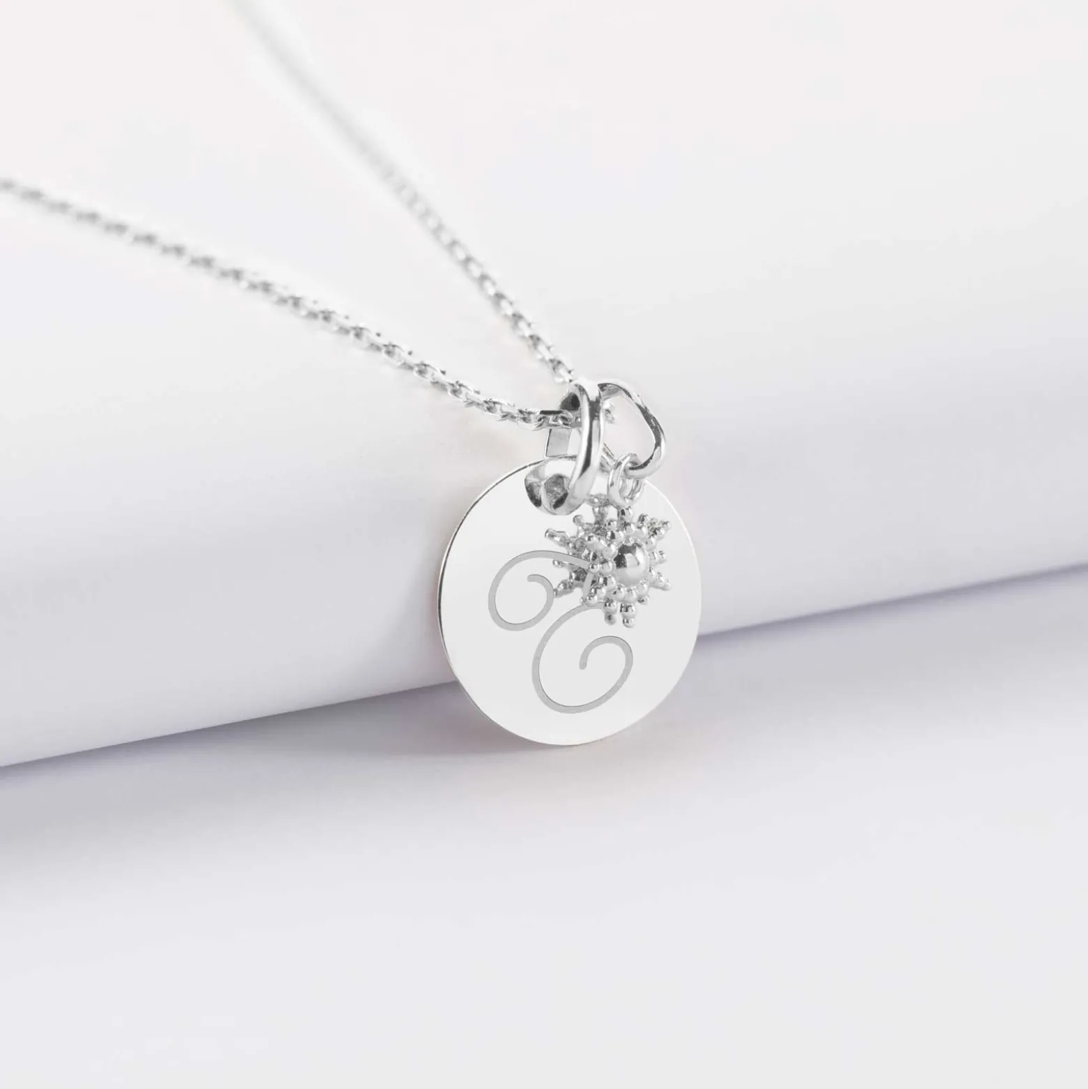Pendentif personnalisé médaille gravée argent 15 mm et breloque étoile brillante 6 mm