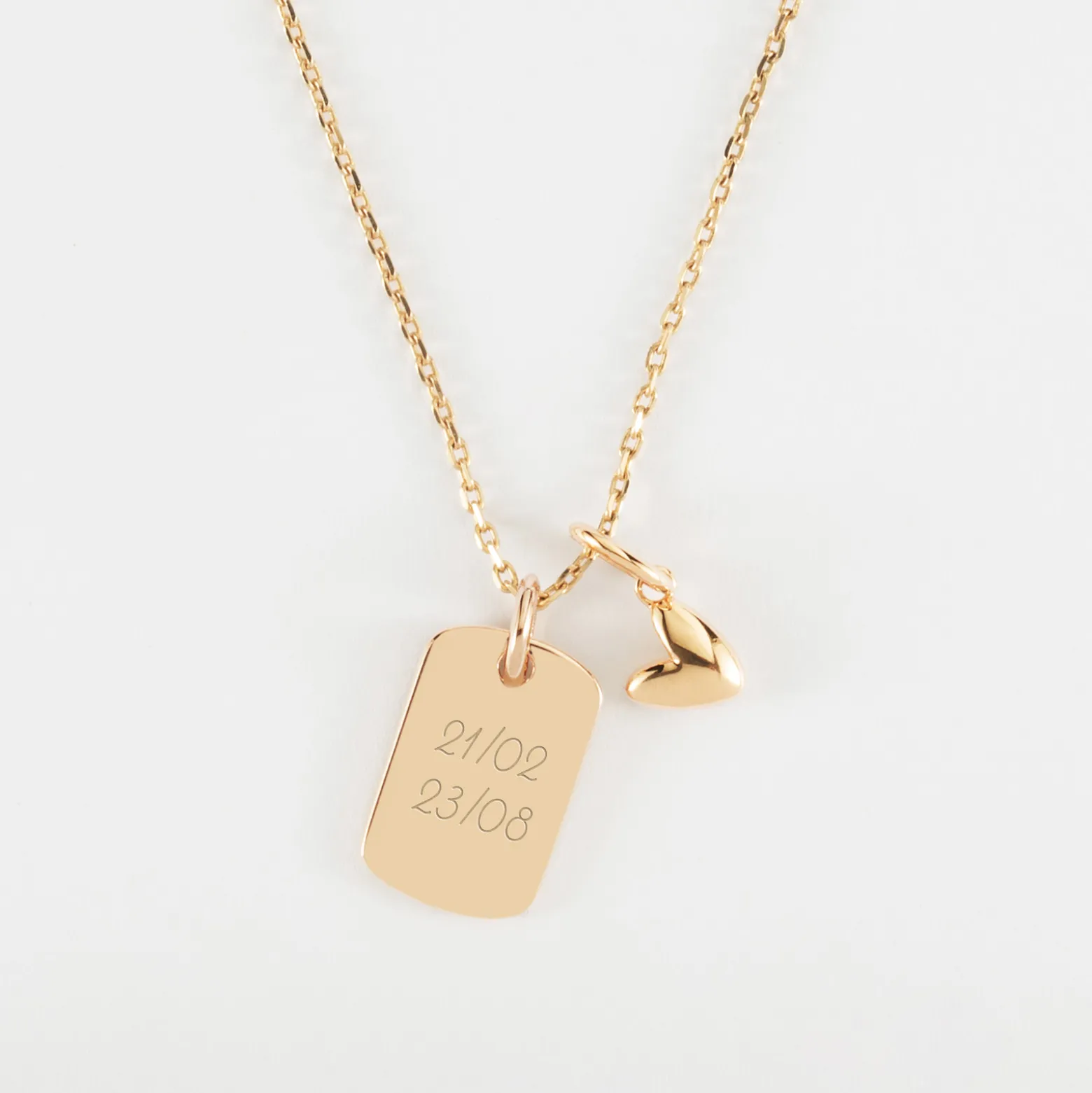 Pendentif personnalisé médaille gravée plaqué or rectangle 17x11 mm et breloque petit coeur bombé 7 mm - HappyBulle x Atelier Wagram