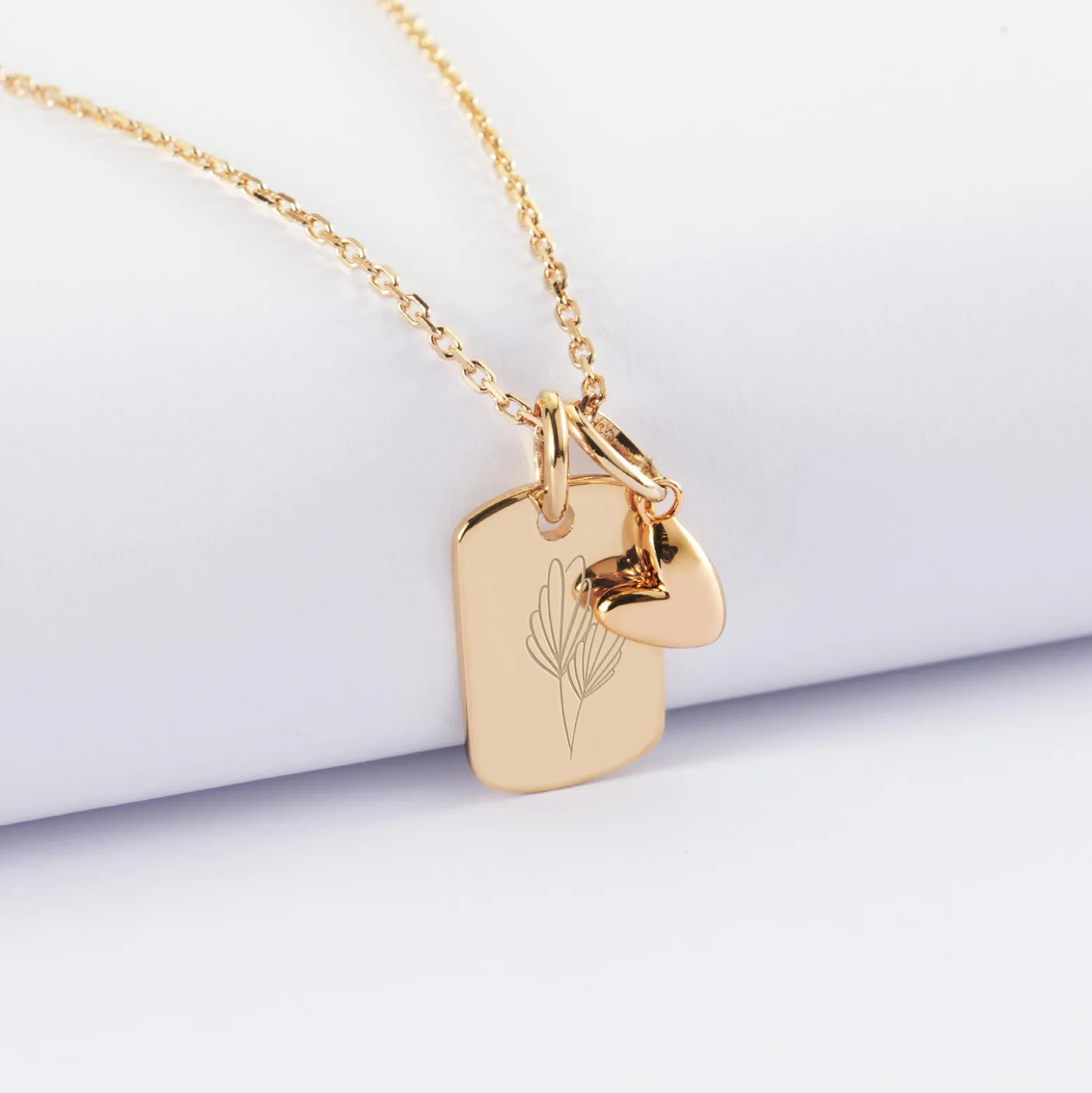 Pendentif personnalisé médaille gravée plaqué or rectangle 17x11 mm et breloque petit coeur bombé 7 mm - HappyBulle x Atelier Wagram