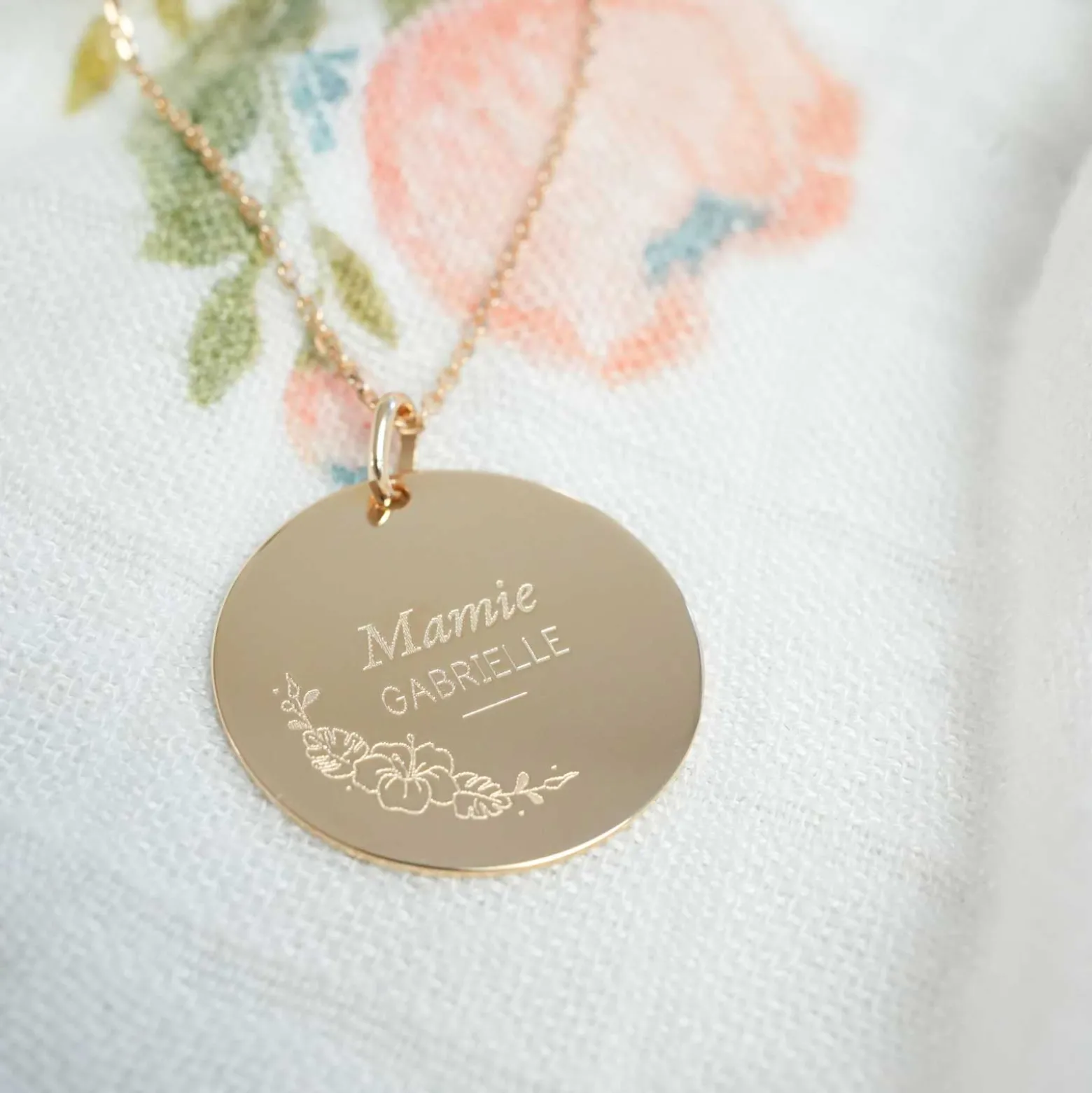 Pendentif personnalisé médaille gravée plaqué or 27 mm - Edition spéciale Ornement floral