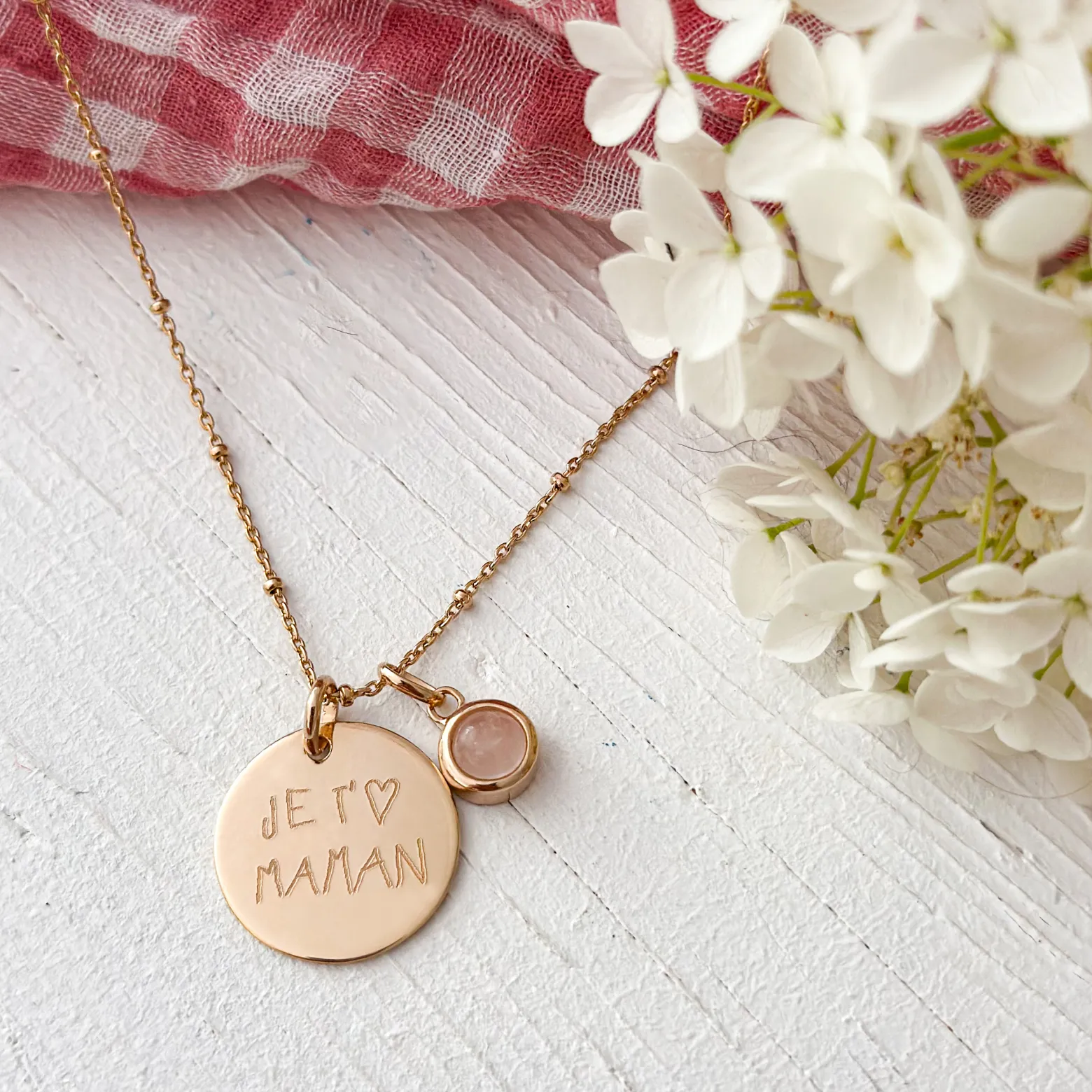 Pendentif personnalisé médaille gravée plaqué or 19 mm et breloque pierre naturelle 8 mm