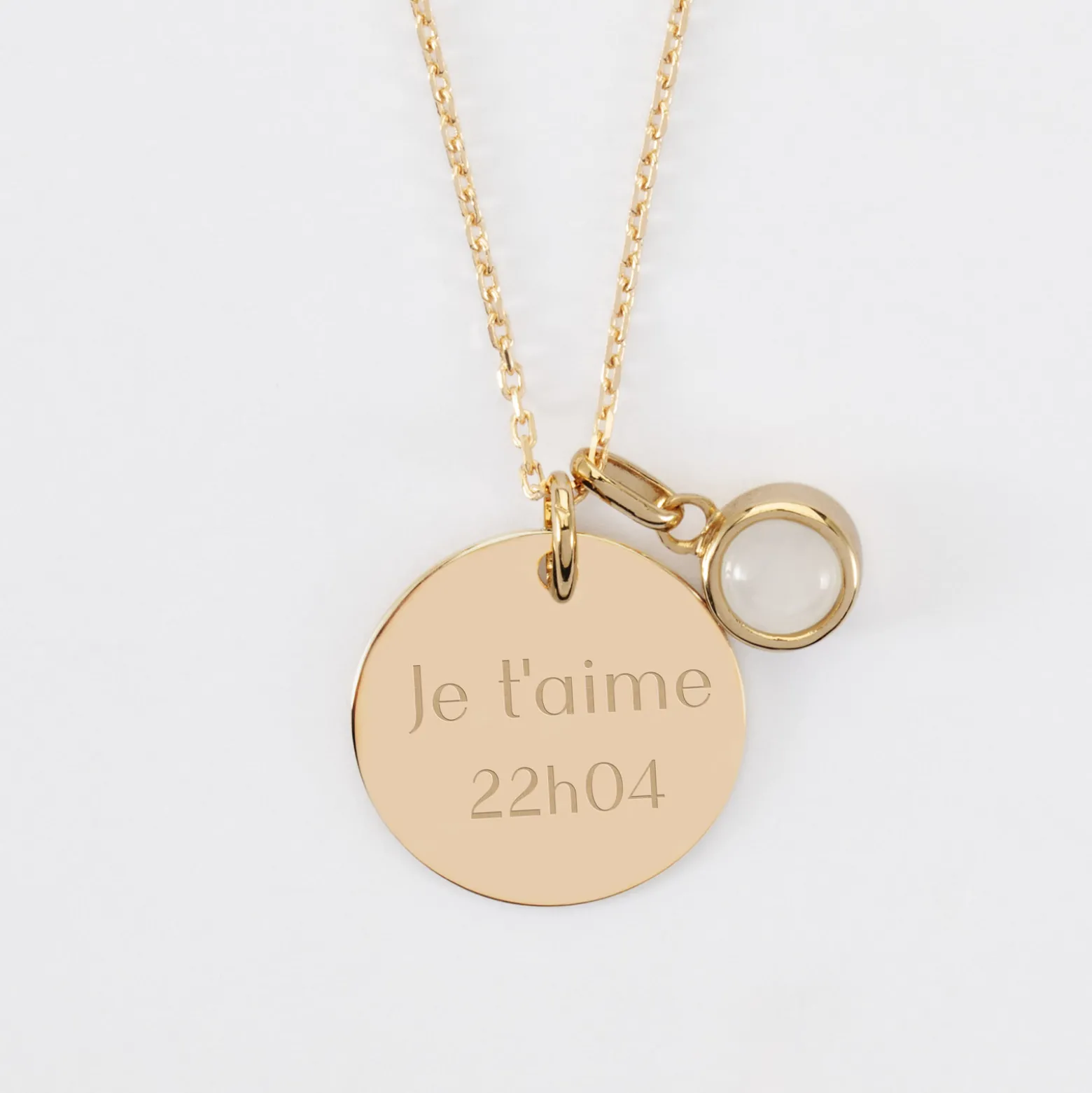 Pendentif personnalisé médaille gravée plaqué or 19 mm et breloque pierre naturelle 8 mm