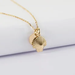 Pendentif personnalisé médaille gravée plaqué or 10 mm et breloque coquillage coque 13 mm