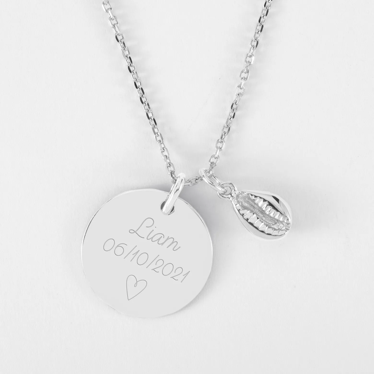 Pendentif personnalisé médaille gravée argent 19 mm et breloque coquillage cauri 10 mm