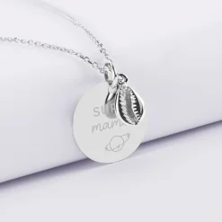 Pendentif personnalisé médaille gravée argent 19 mm et breloque coquillage cauri 10 mm