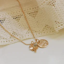 Pendentif personnalisé médaille gravée plaqué or 15 mm et breloque trèfle scintillant 15 mm