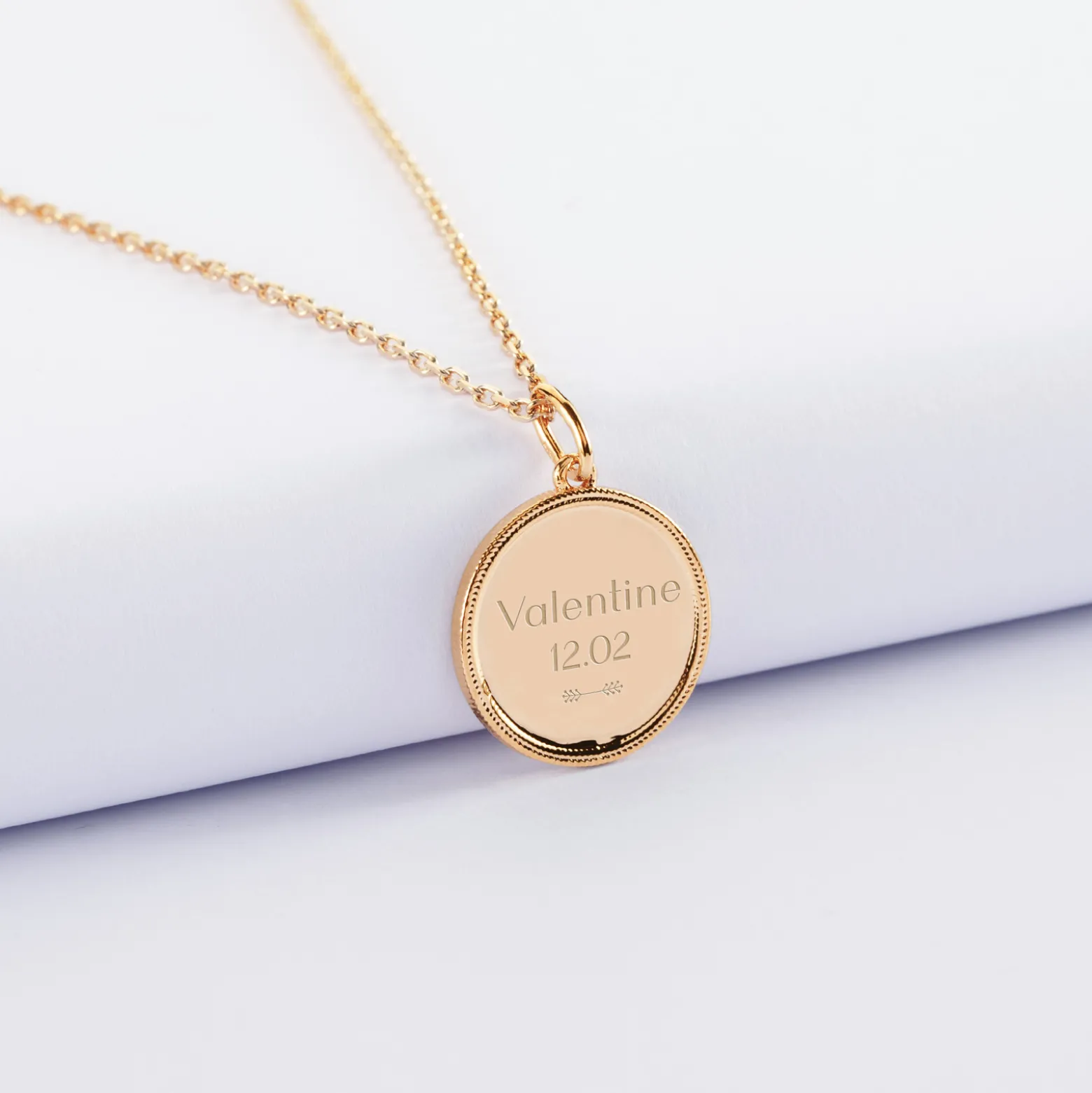 Pendentif personnalisé médaille gravée plaqué or ange texturée 14 mm