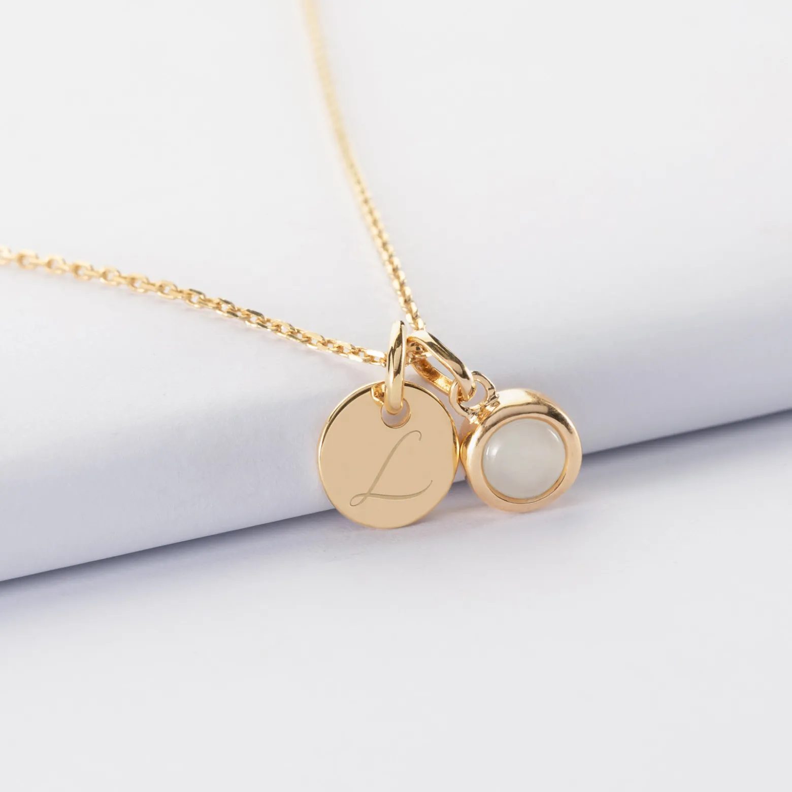 Pendentif personnalisé médaille gravée plaqué or 10 mm et breloque pierre naturelle 8 mm