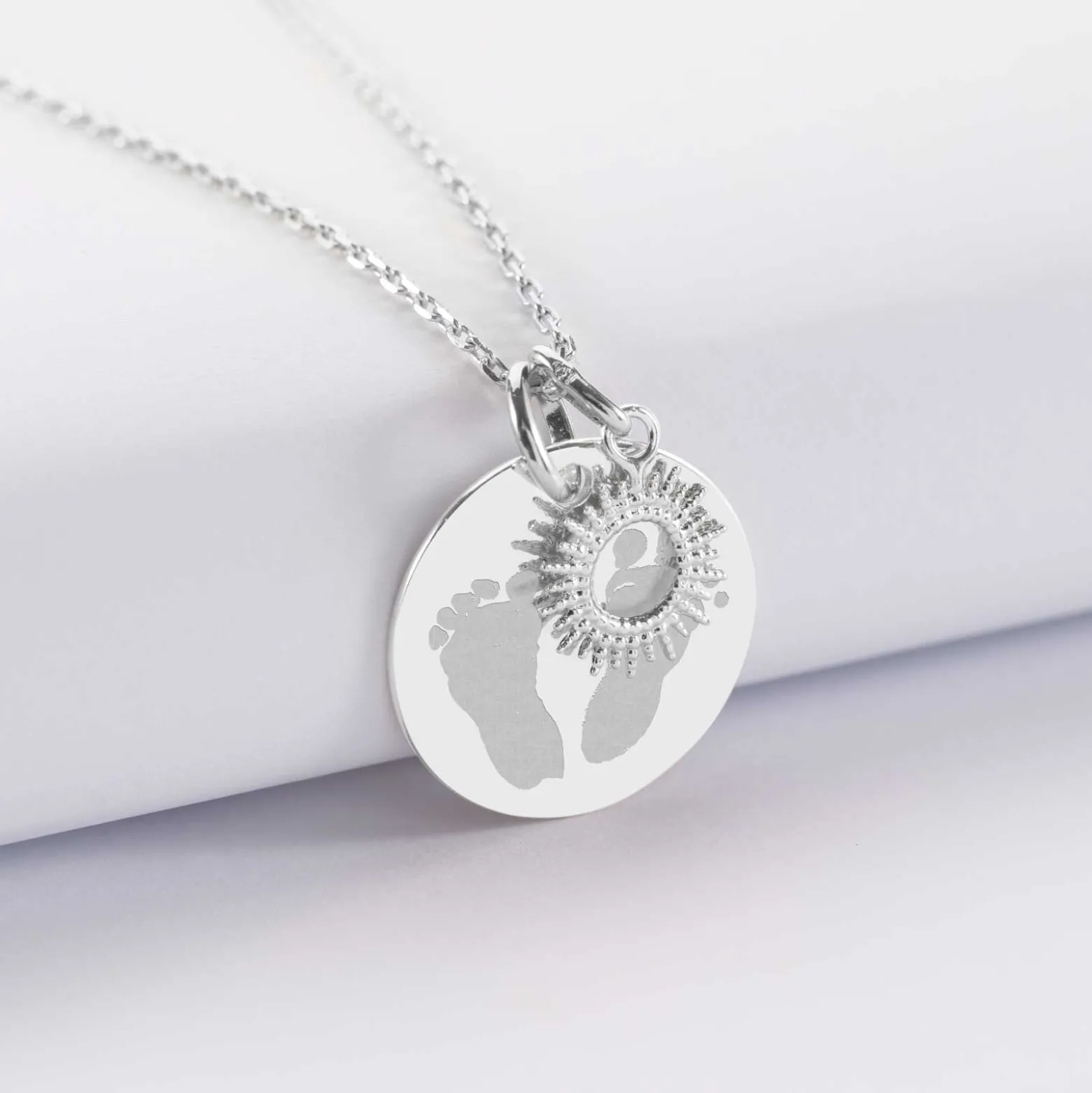Pendentif personnalisé médaille gravée argent 19 mm et breloque soleil 10 mm