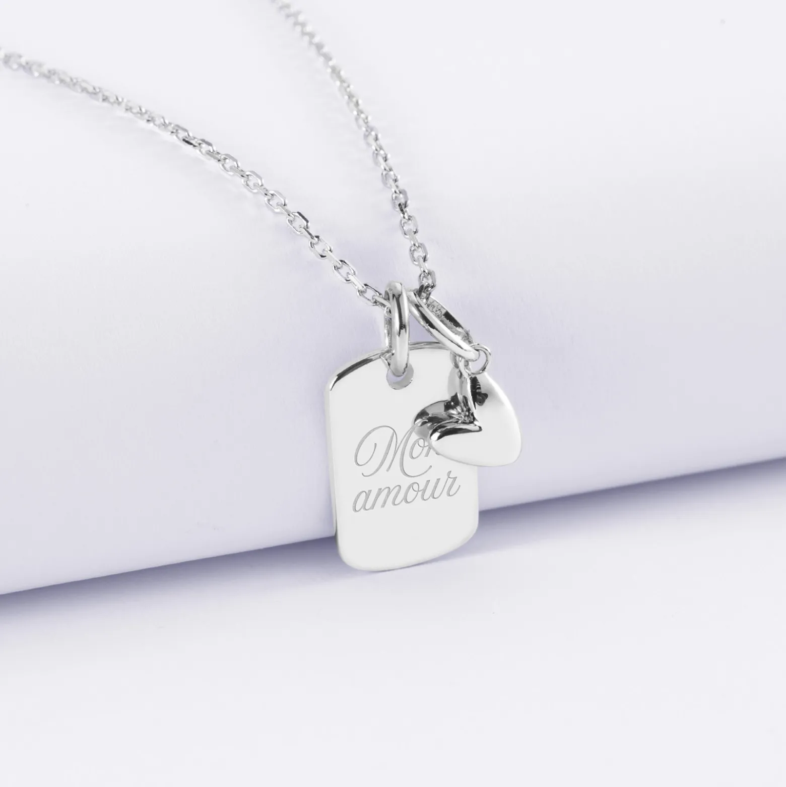 Pendentif personnalisé médaille gravée argent rectangle 17x11 mm et breloque petit coeur bombé 7 mm - HappyBulle x Atelier Wagram