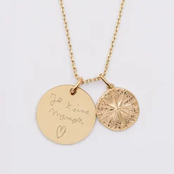 Pendentif personnalisé médaille gravée plaqué or 19 mm et breloque rose des vents texturée 14 mm