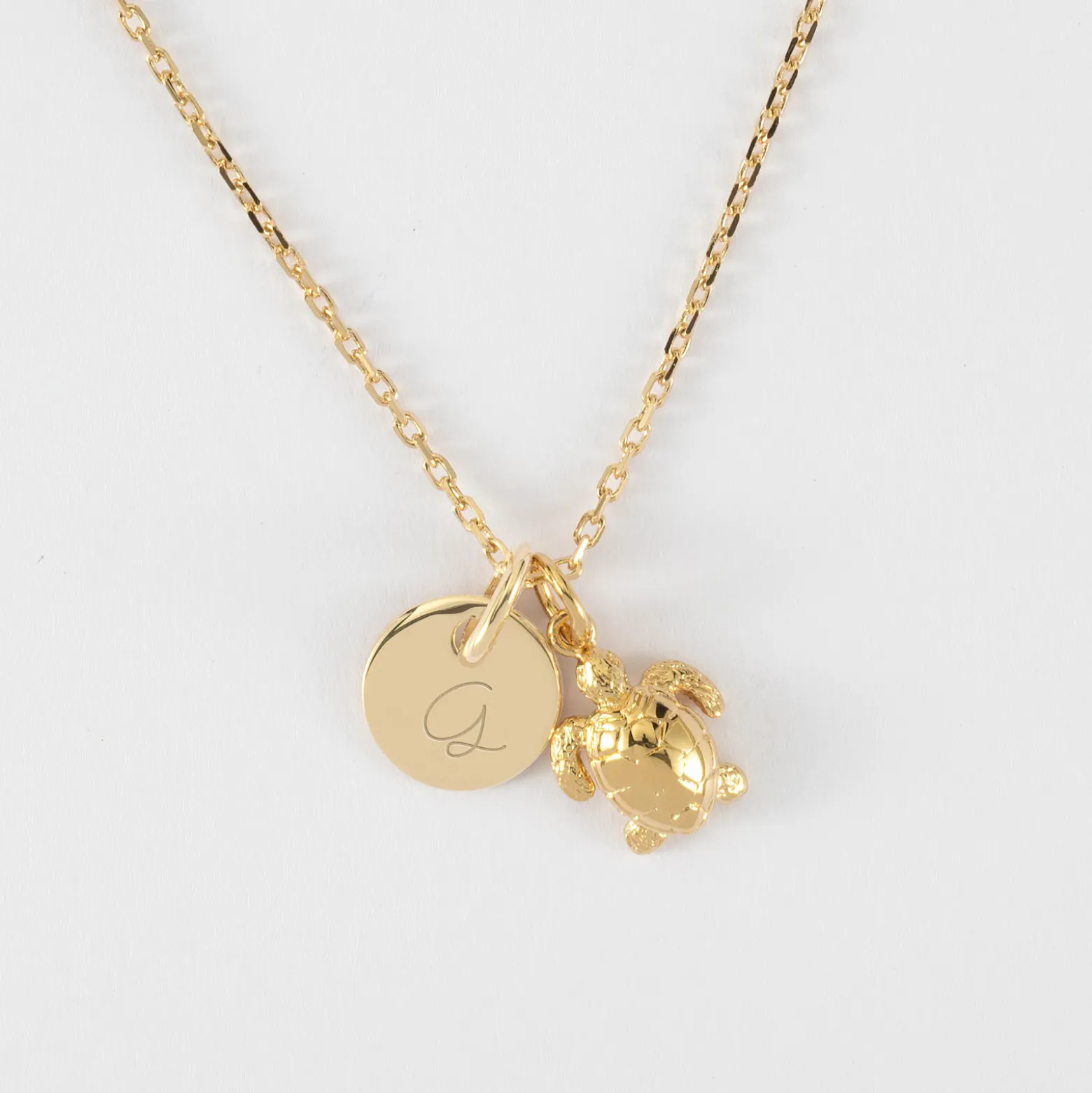 Pendentif personnalisé médaille gravée plaqué or 10 mm et breloque tortue 10 mm