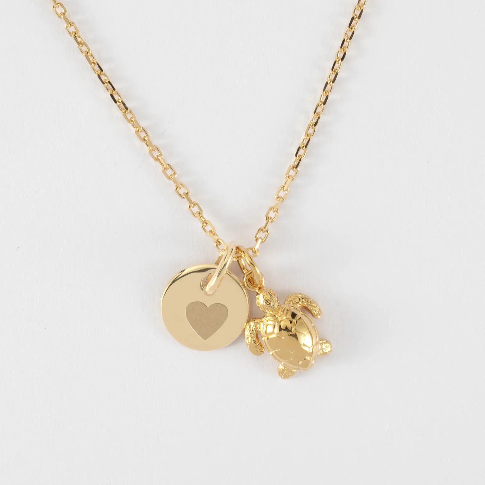 Pendentif personnalisé médaille gravée plaqué or 10 mm et breloque tortue 10 mm