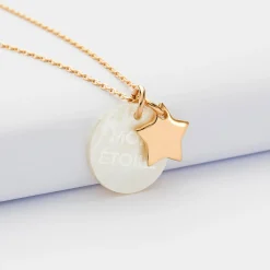 Pendentif personnalisé médaille gravée nacre 19 mm et breloque plaqué or étoile 12 mm