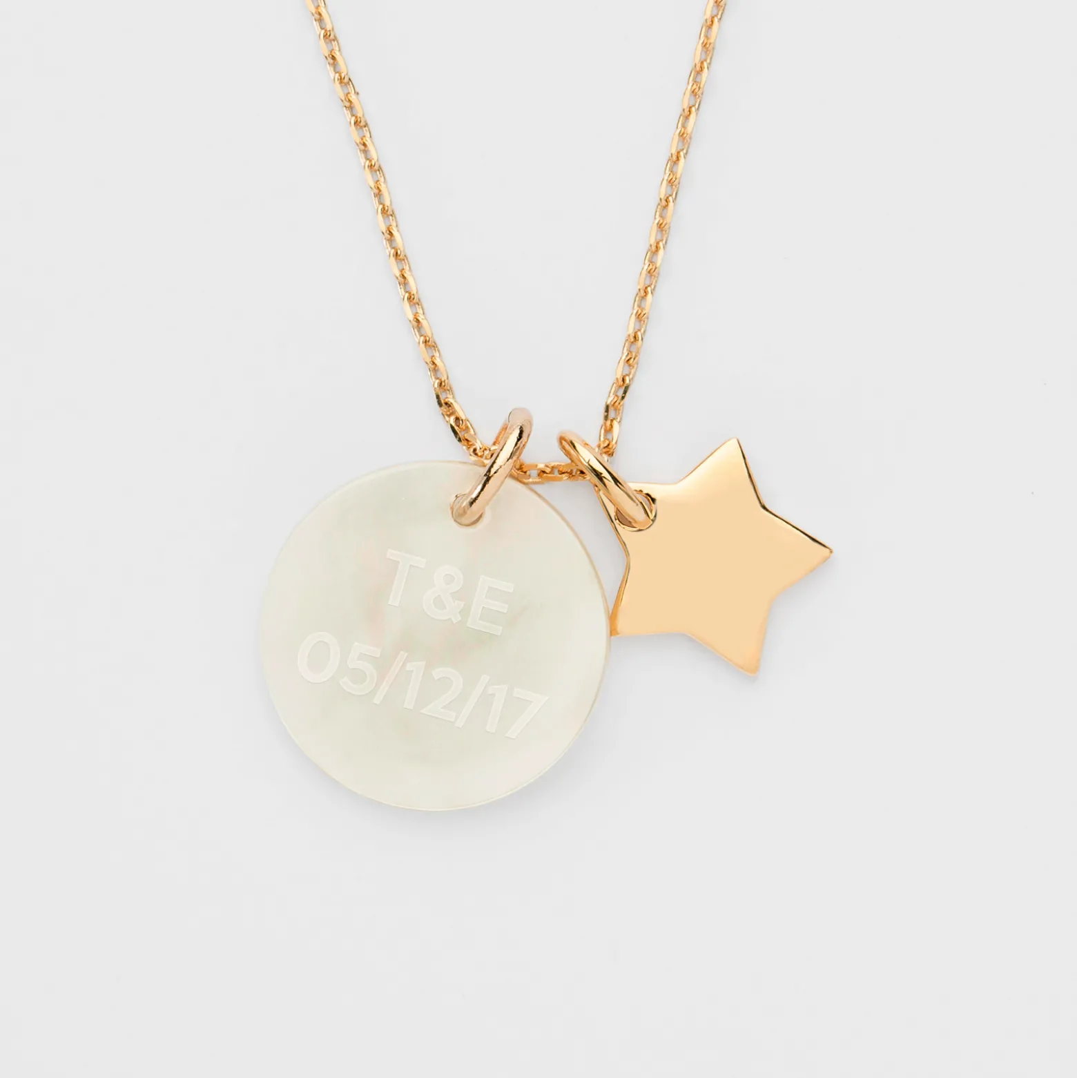 Pendentif personnalisé médaille gravée nacre 19 mm et breloque plaqué or étoile 12 mm
