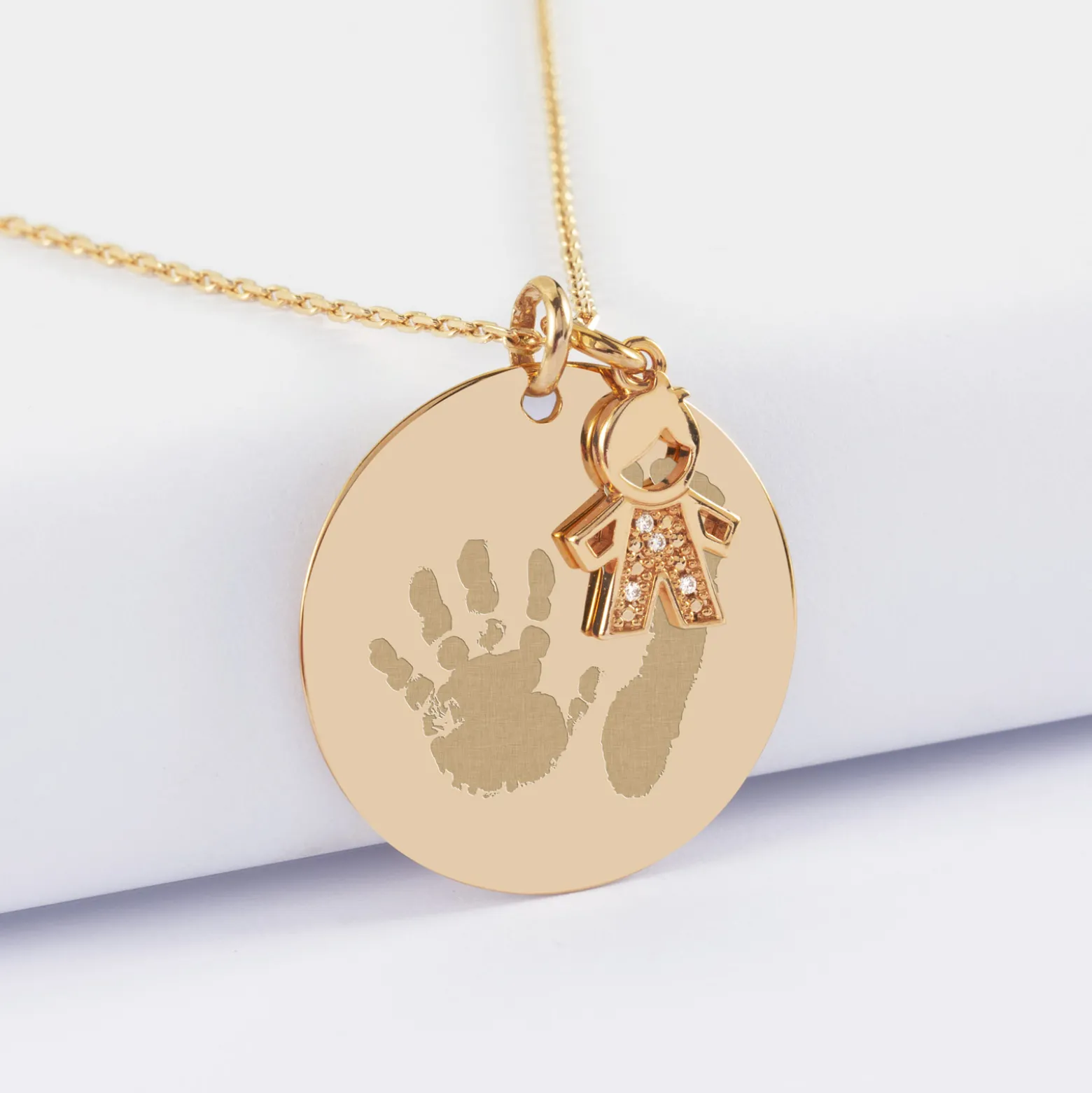Pendentif personnalisé médaille gravée plaqué or 27 mm et breloque petit garçon scintillant 12 mm