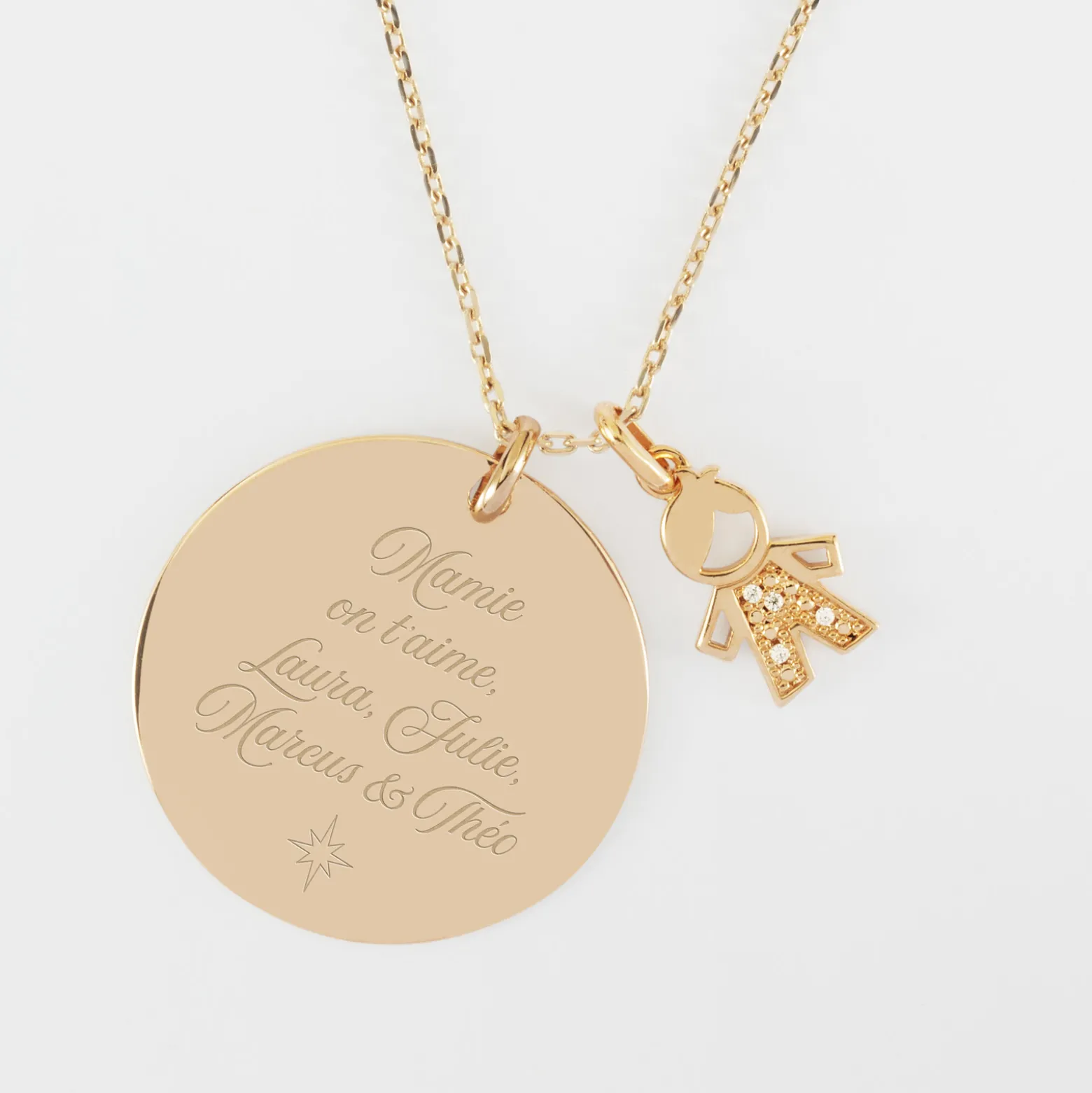 Pendentif personnalisé médaille gravée plaqué or 27 mm et breloque petit garçon scintillant 12 mm