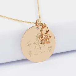 Pendentif personnalisé médaille gravée plaqué or 27 mm et breloque petit garçon scintillant 12 mm