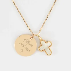 Pendentif personnalisé médaille gravée plaqué or 19 mm et breloque croix nacre 16 mm