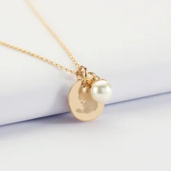 Pendentif personnalisé médaille gravée plaqué or 15 mm et breloque perle nacre 10 mm