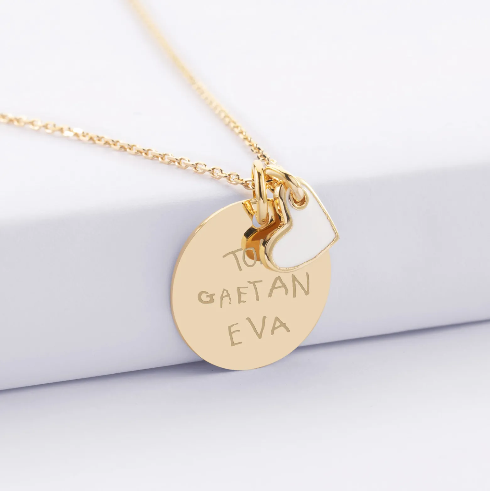 Pendentif personnalisé médaille gravée plaqué or 19 mm et breloque coeur email 10 mm