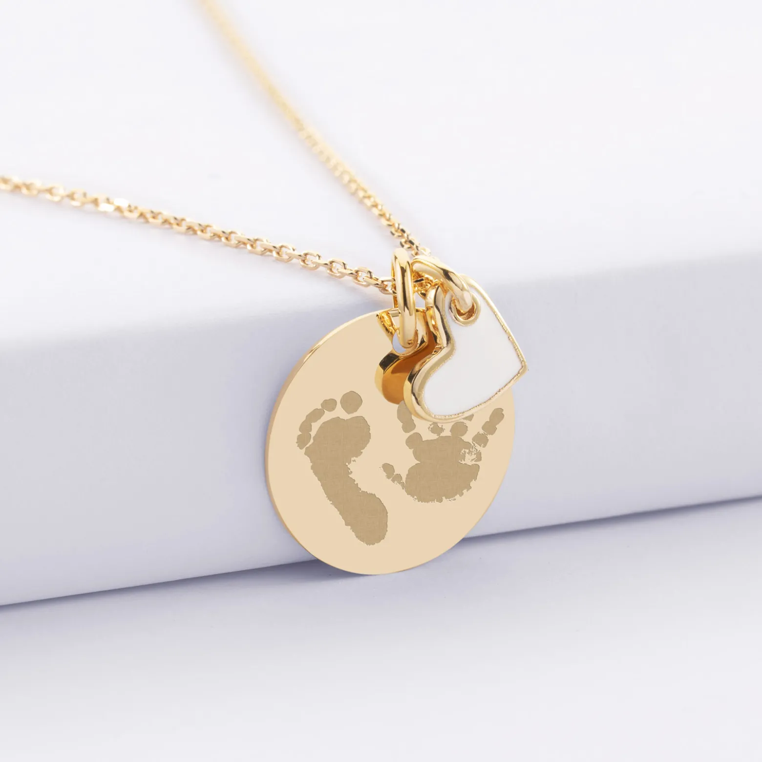 Pendentif personnalisé médaille gravée plaqué or 19 mm et breloque coeur email 10 mm