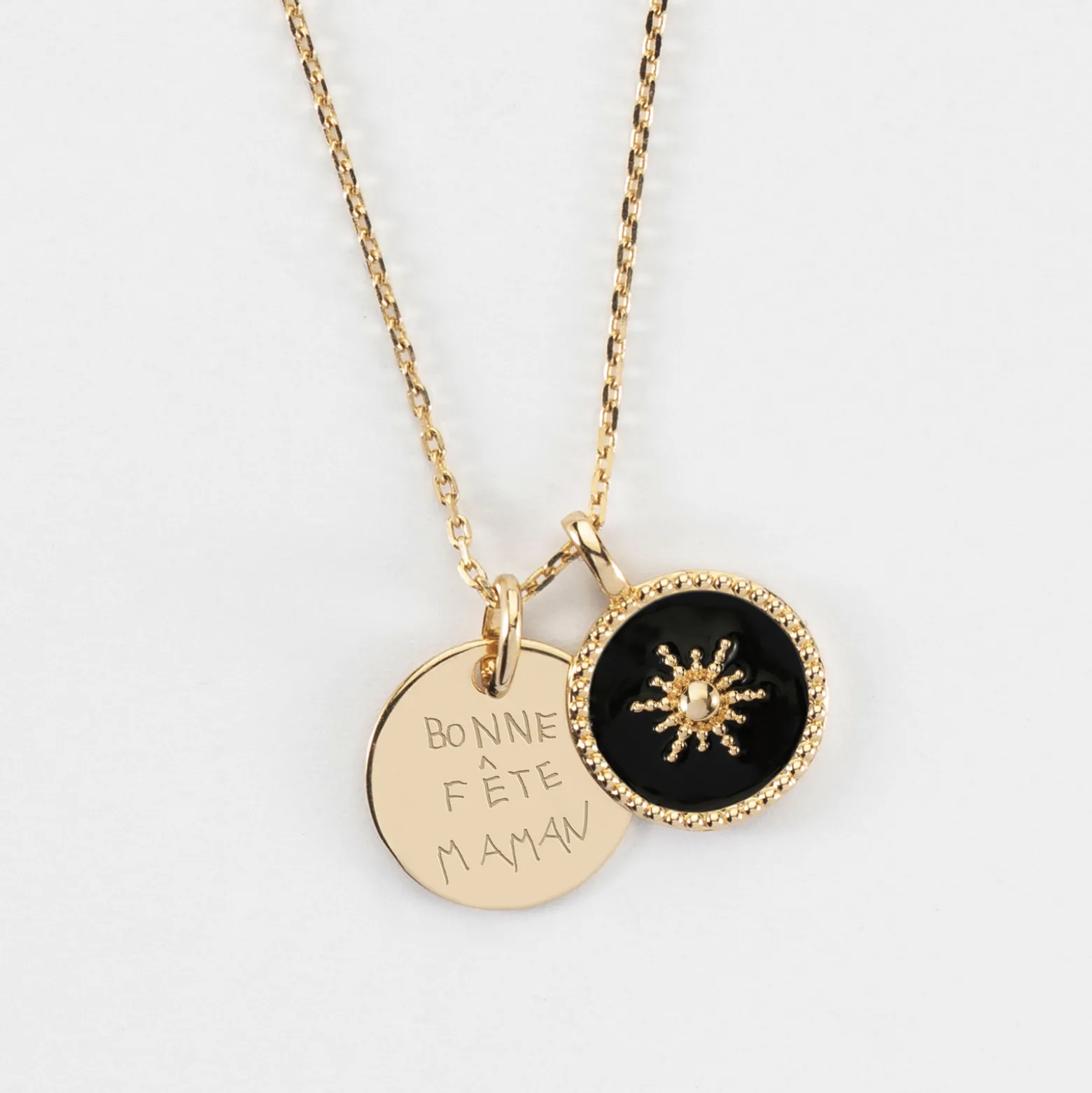 Pendentif personnalisé médaille gravée plaqué or 15 mm et breloque email noir soleil 14 mm