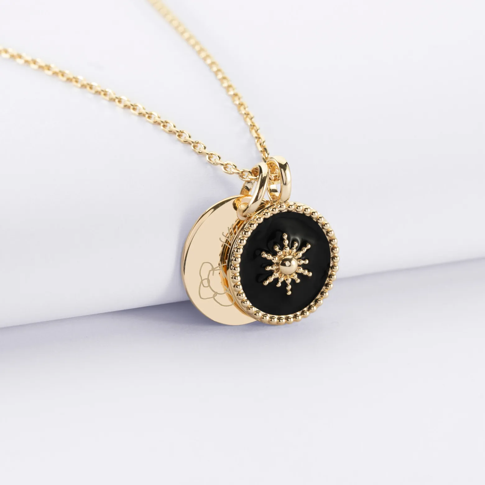 Pendentif personnalisé médaille gravée plaqué or 15 mm et breloque email noir soleil 14 mm
