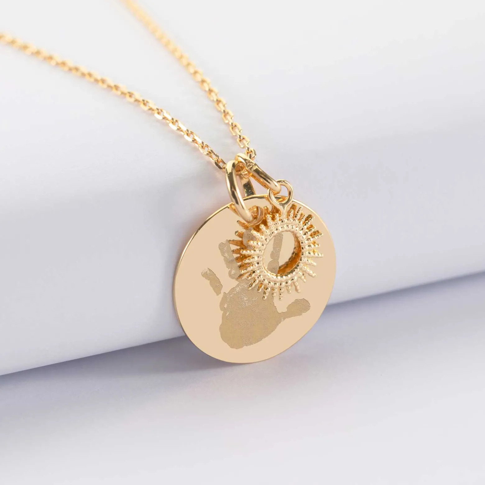 Pendentif personnalisé médaille gravée plaqué or 19 mm et breloque soleil 10 mm