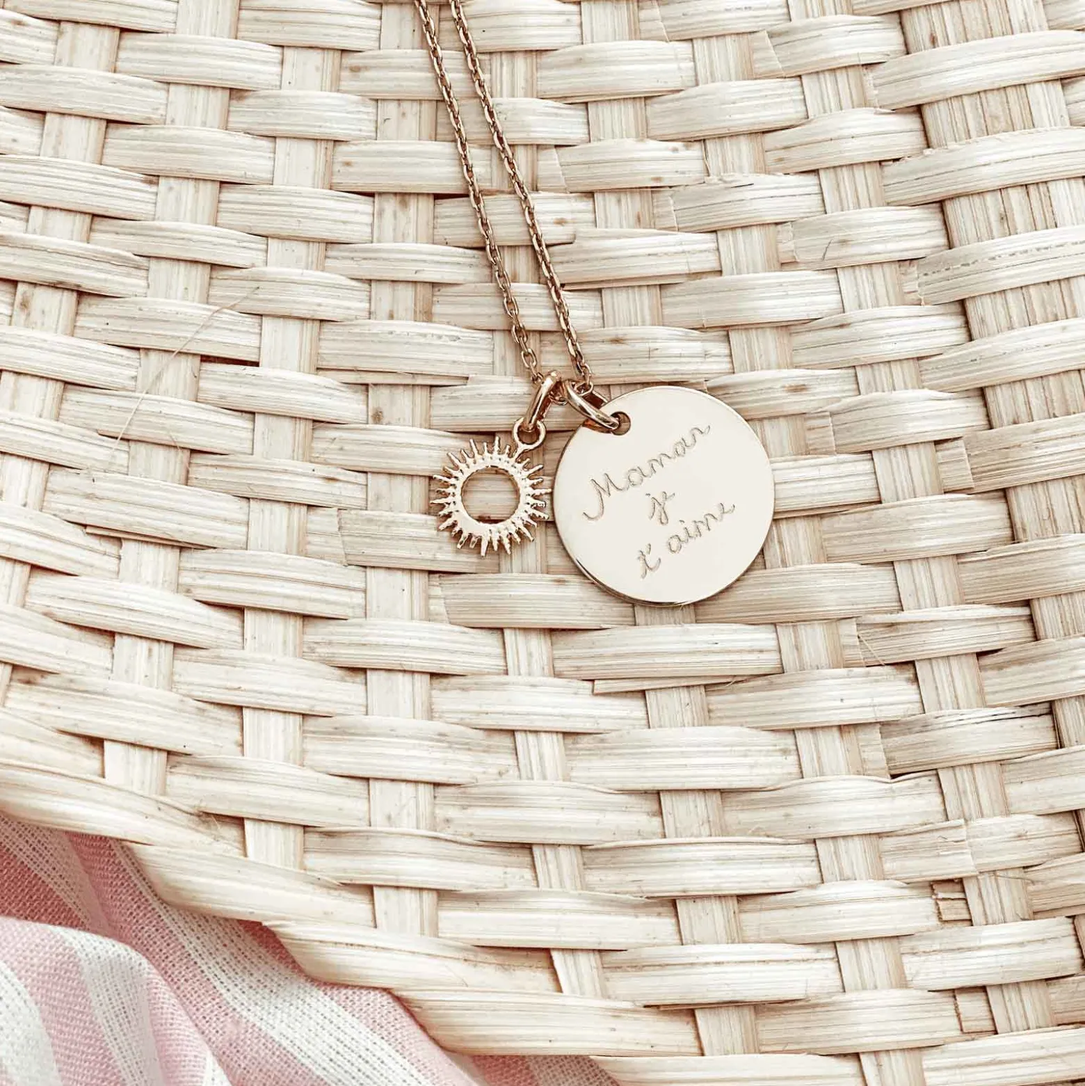 Pendentif personnalisé médaille gravée plaqué or 19 mm et breloque soleil 10 mm