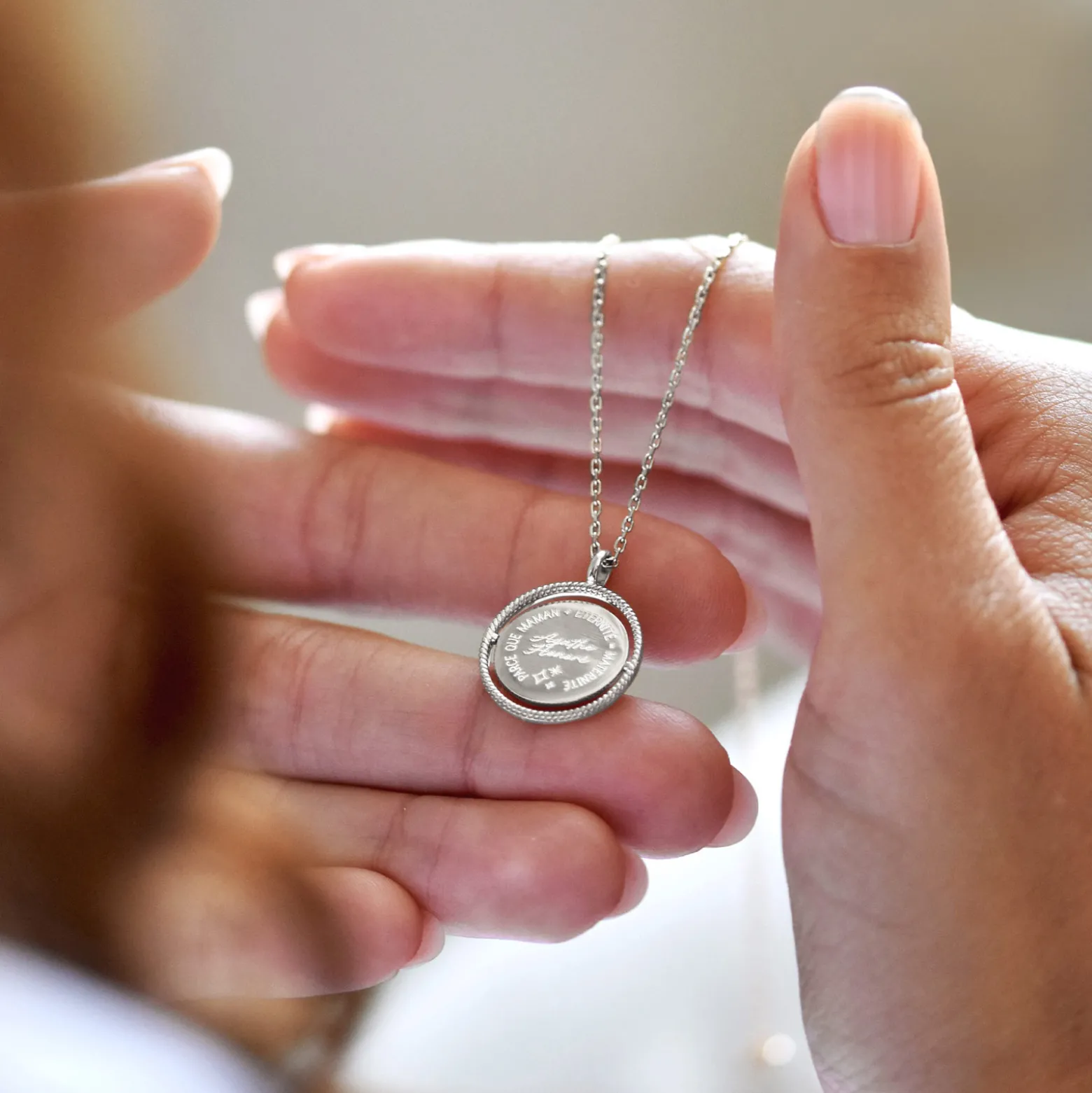 Pendentif personnalisé médaille réversible contour tressé Eternelle gravée argent 18 mm - HappyBulle x Capucine