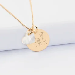 Pendentif personnalisé médaille gravée plaqué or 19 mm et breloque nacre 10 mm