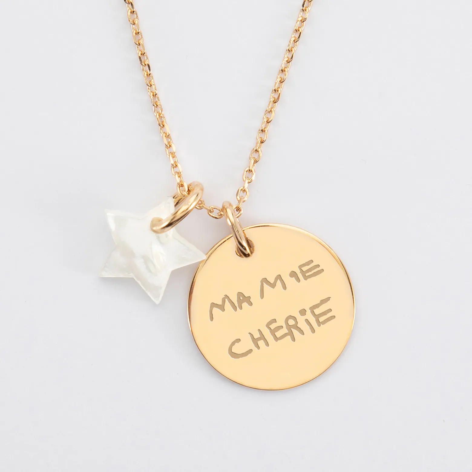 Pendentif personnalisé médaille gravée plaqué or 19 mm et breloque nacre 10 mm