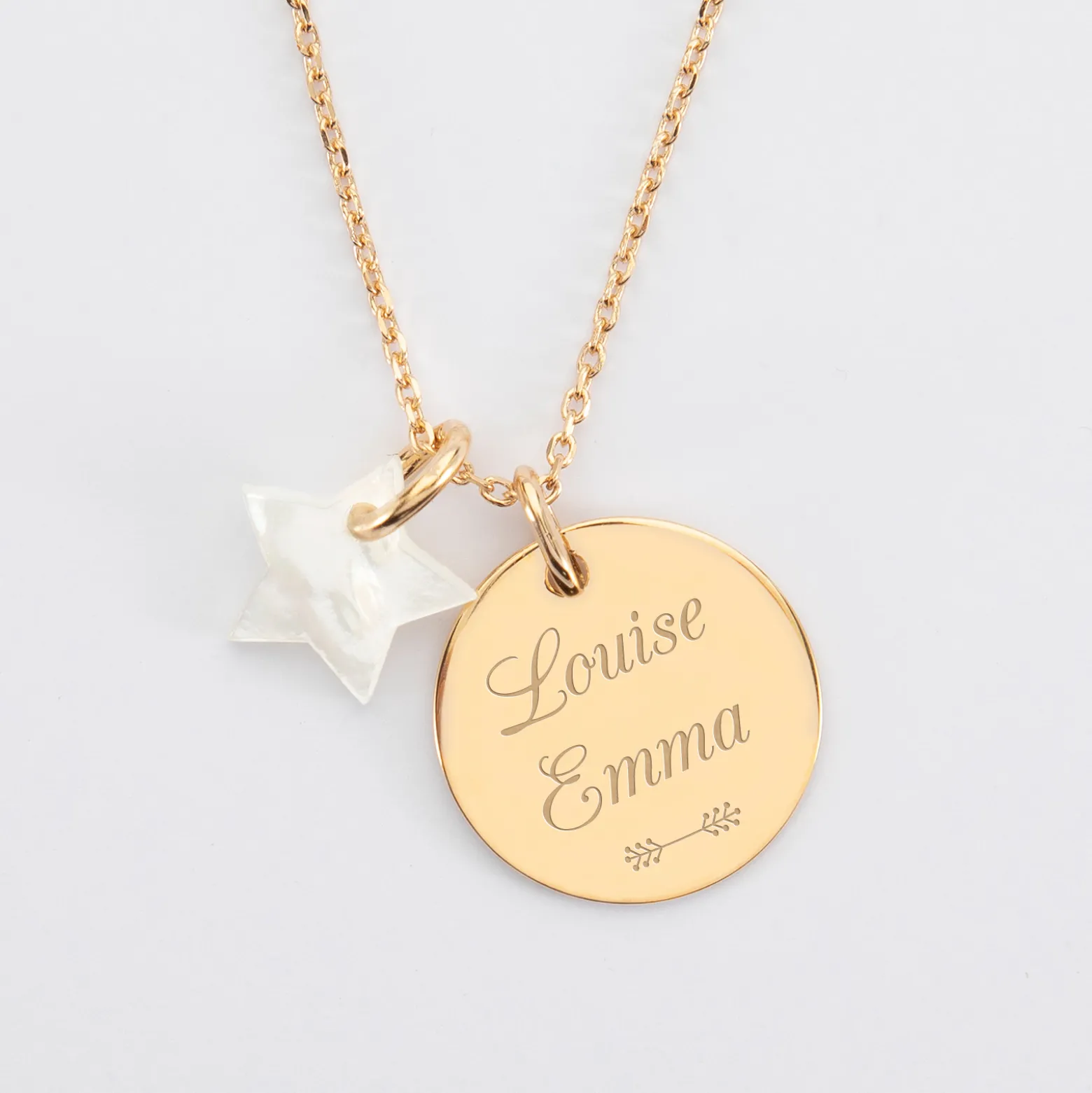 Pendentif personnalisé médaille gravée plaqué or 19 mm et breloque nacre 10 mm